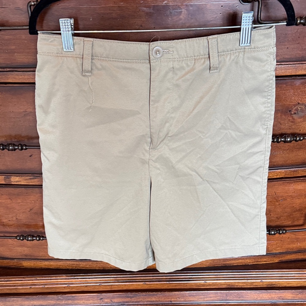 Boys Classic Under Armour Tan performance golf Shorts. Size 20.